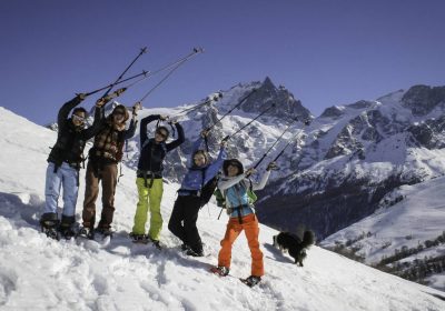 Raquettes à neige avec le bureau des Guides